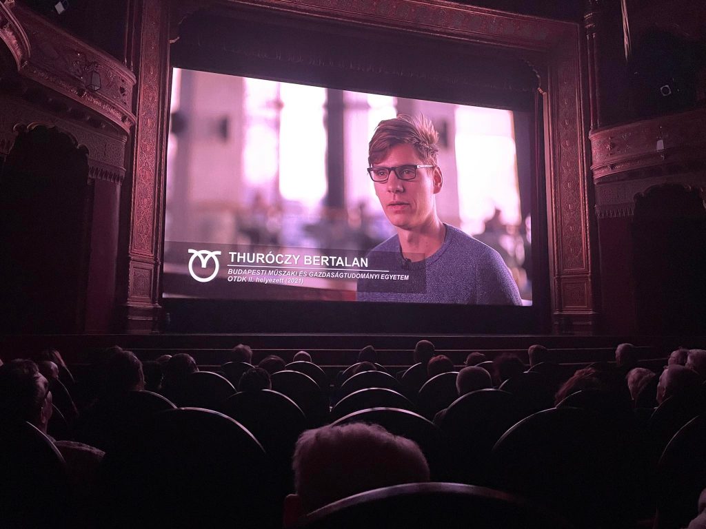 FUTNI, HINNI, ÉLNI AZ URÁNIA NEMZETI FILMSZÍNHÁZBAN